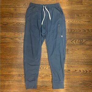 Vuori Men’s Sunday Performance Joggers in
Navy Blue size S